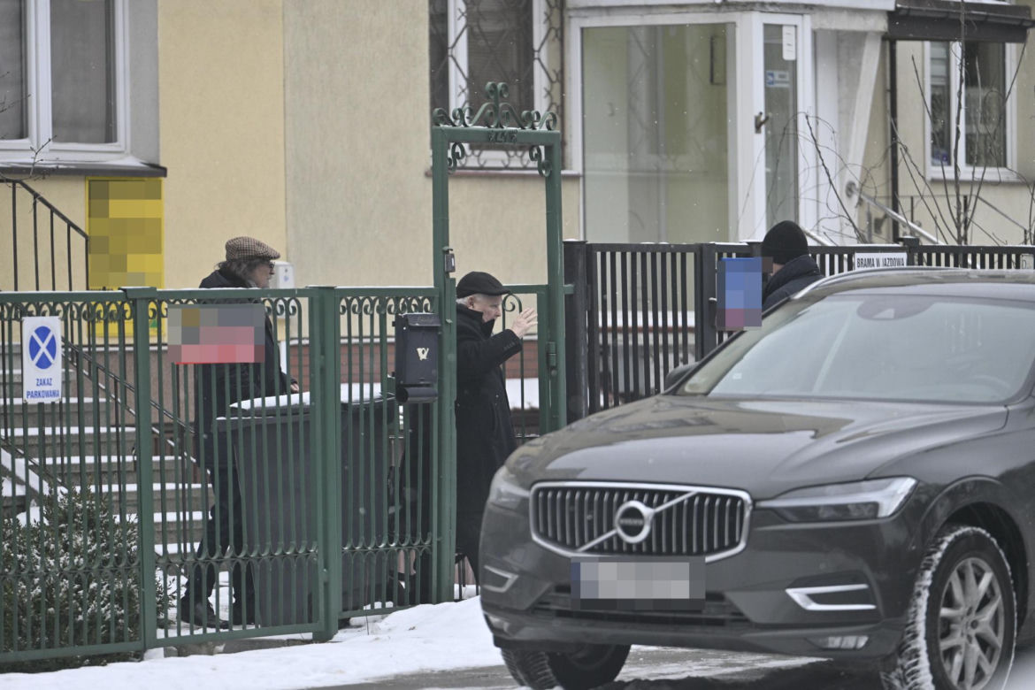 Kuzyn Kaczyńskiego dba o krewnego i odśnieża schody