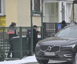 Kuzyn Kaczyńskiego dba o krewnego i odśnieża schody