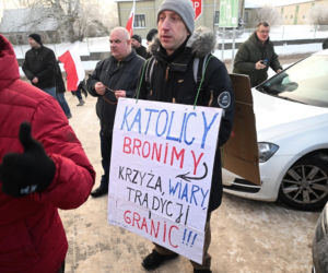 Protest przed szkołą  w Kielnie