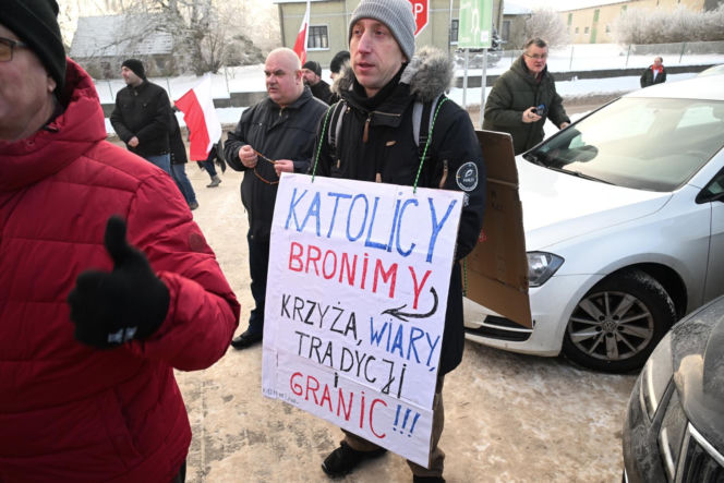 Protest przed szkołą  w Kielnie