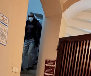 Skatowali Leszka na polnej drodze i odwieźli do domu