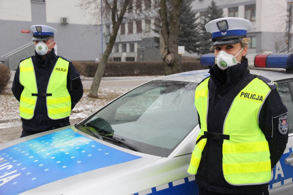 Krakowscy policjanci już pracują w maskach antysmogowych! [ZDJĘCIA]