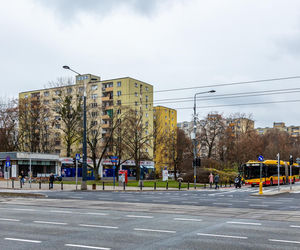 Miejsce po zdemontowanym stelażu reklamowym na rogu ul. Anielewicza i al. Jana Pawła II w Warszawie