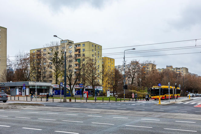 Miejsce po zdemontowanym stelażu reklamowym na rogu ul. Anielewicza i al. Jana Pawła II w Warszawie
