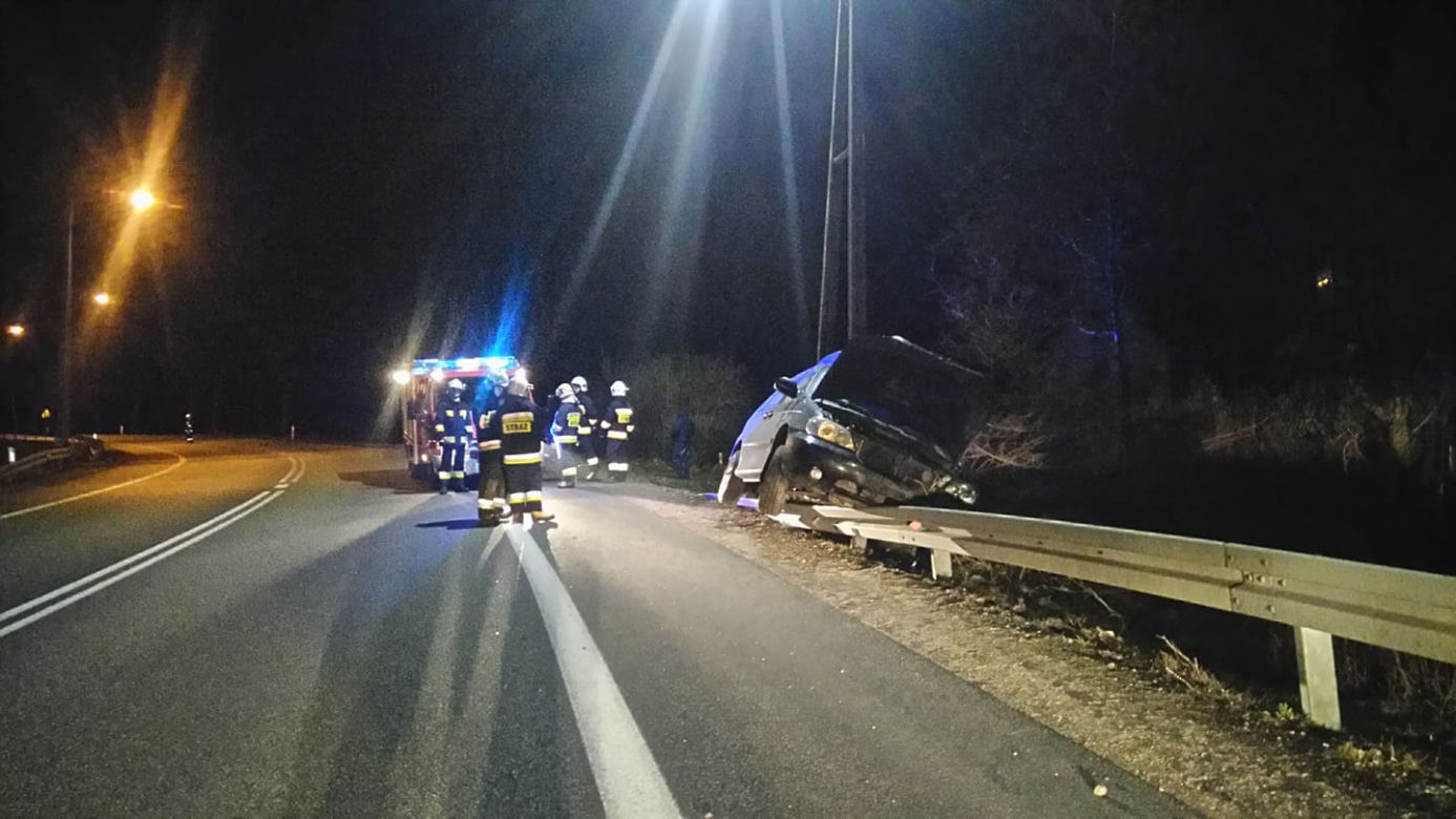 Poświętne. Wypadek na DK8. Van wjechał na barierkę. Nikomu nic się nie stało.