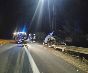 Poświętne. Wypadek na DK8. Van wjechał na barierkę. Nikomu nic się nie stało.