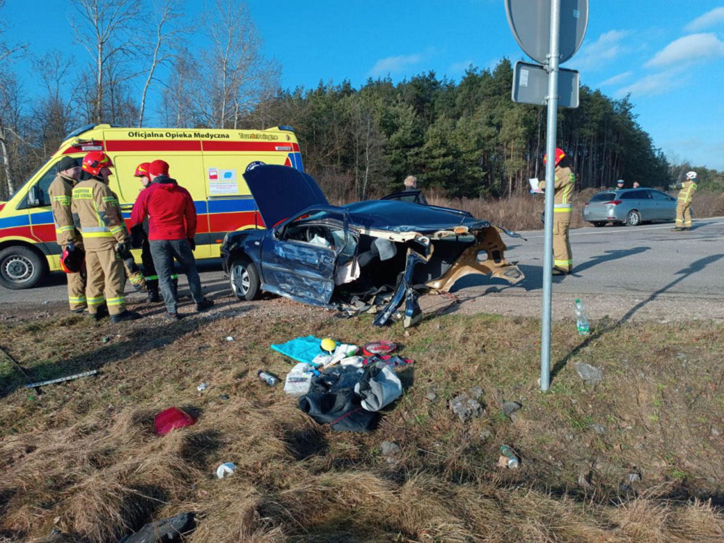 Potworny wypadek pod Siedlcami. Auto rozpadło się na pół!