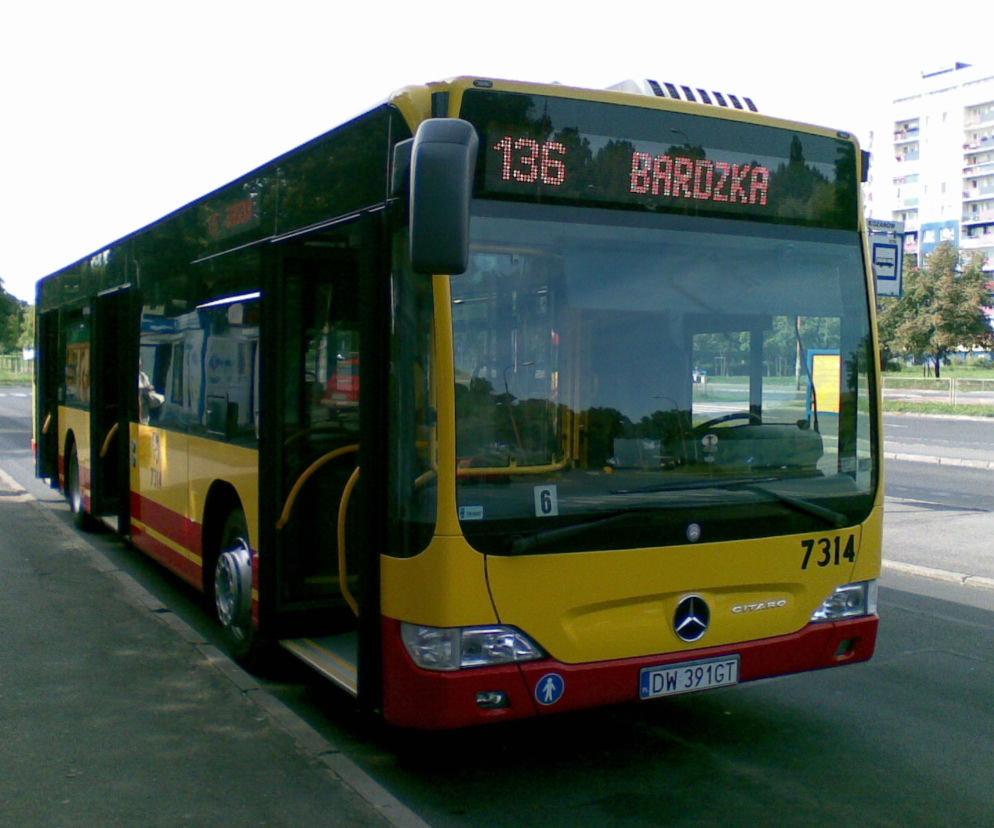 Wrocław. 16-latka wyszła zza autobusu. Pędzące iveco rozbiło jej głowę lusterkiem!