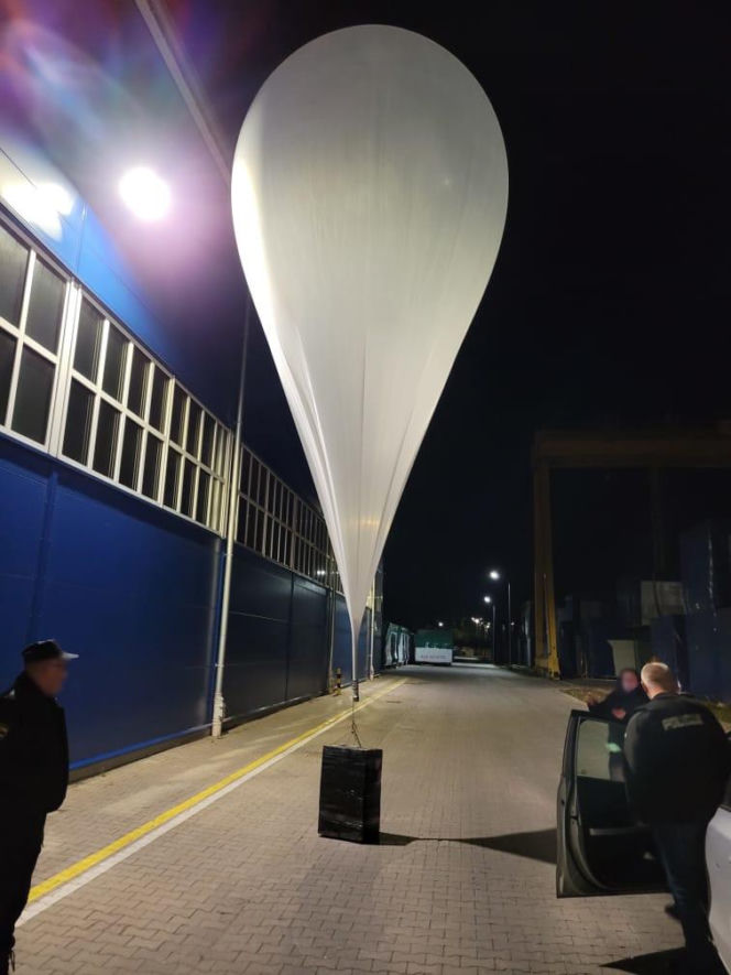 Balon meteorologiczny zabezpieczony przez policjantów z Bielska Podlaskiego, zdjęcie ilustracyjne
