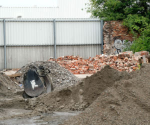 Zburzone zabytkowe stajnie przy Szwedzkiej 
