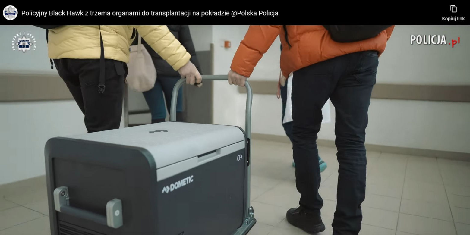 Policyjny Black Hawk w akcji. Na pokładzie śmigłowca narządy do przeszczepu