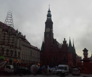 Na wrocławskim rynku montują już choinkę