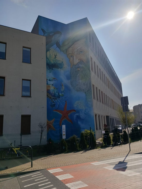 Mural z Aleksandrem Dobą na ścianie Morskiej Szkoły Podstawowej na gdańskim Ujeścisku