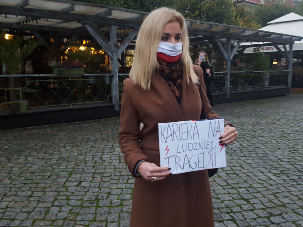 Znicze, wieszaki, transparenty. Protest "Piekło kobiet" w Lesznie