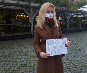 Znicze, wieszaki, transparenty. Protest Piekło kobiet w Lesznie