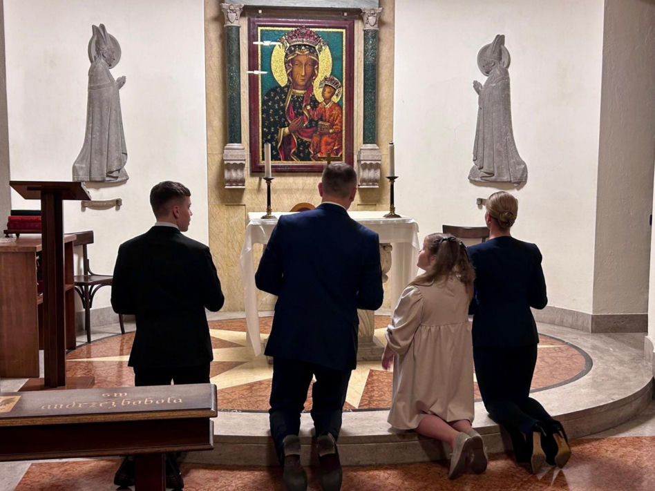 Marta Nawrocka z Kasią zadały szyku w Watykanie. Ekspert jednak narzeka