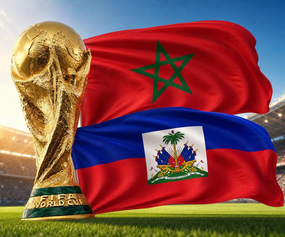 Złote trofeum FIFA World Cup na zielonej murawie stadionu, z powiewającymi flagami Maroka i Haiti w tle, symbolizuje zbliżający się mecz Mundialu 2026. Więcej o statystykach i składach przeczytasz na naszym portalu.