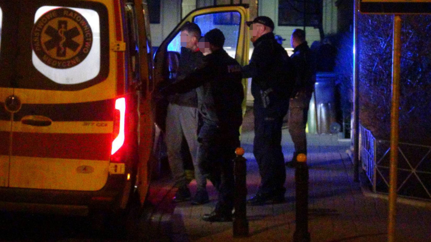 Nocna awantura na Powiślu. W ruch poszły butelki i broń