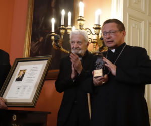 Kard.Grzegorz Ryś z Nagrodą Specjalną Orła Jana Karskiego