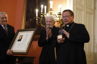 Kard.Grzegorz Ryś z Nagrodą Specjalną Orła Jana Karskiego