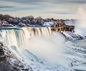 Zamarznięty Wodospad Niagara. Jak silny mróz pokrył słynny cud natury?