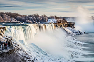 Zamarznięty Wodospad Niagara. Jak silny mróz pokrył słynny cud natury?