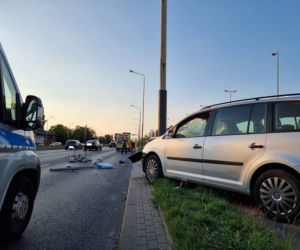 Volkswagen nagle zjechał na drogę rowerową i potrącił człowieka