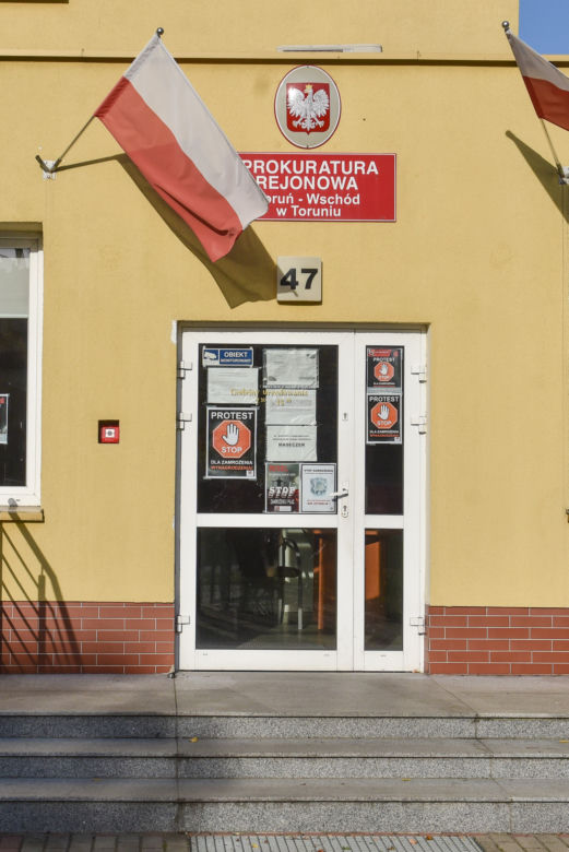 Policja doprowadziła 38-latkę, która wiozła 40 nielegalnych imigrantów z Iraku