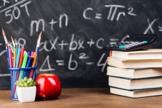 Szybka kartkówka z matematyki. Obliczysz, ile wynosi x w równaniu: 7+3×4−8:2×x=11?