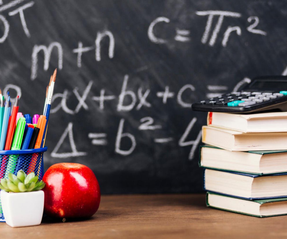 Szybka kartkówka z matematyki. Obliczysz, ile wynosi x w równaniu: 7+3×4−8:2×x=11?