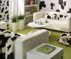 aranżacja salonu - biała sofa