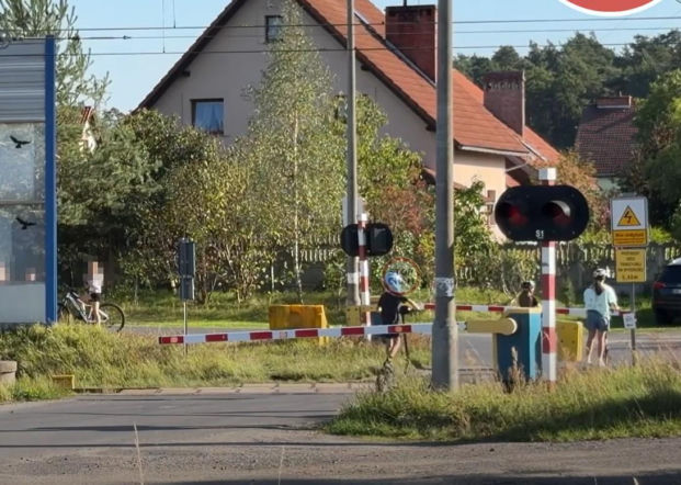 Dzieci na hulajnogach ominęły rogatki. Chwilę później przejechał pociąg [WIDEO]