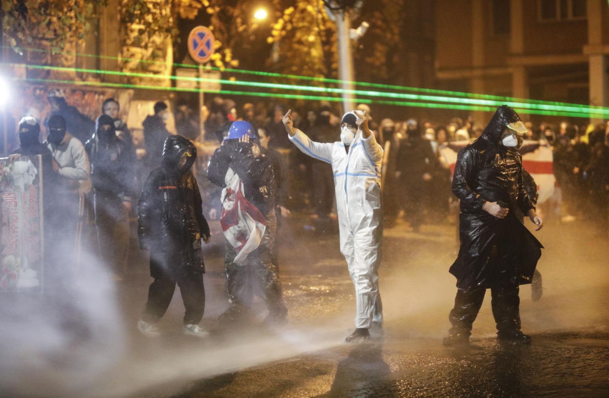 „Rewolucja fajerwerków”. Kolejna brutalna noc w Tbilisi 