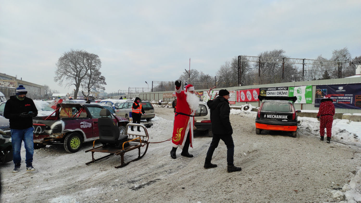 Białystok. Charytatywny Wrak Race Uniwerstal [18.12.2022]