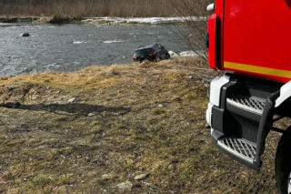 Samochód w Popradzie. W pobliżu znaleziono ciało