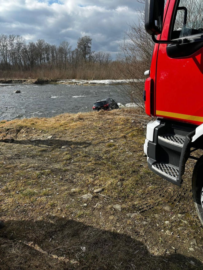 Samochód w Popradzie. W pobliżu znaleziono ciało