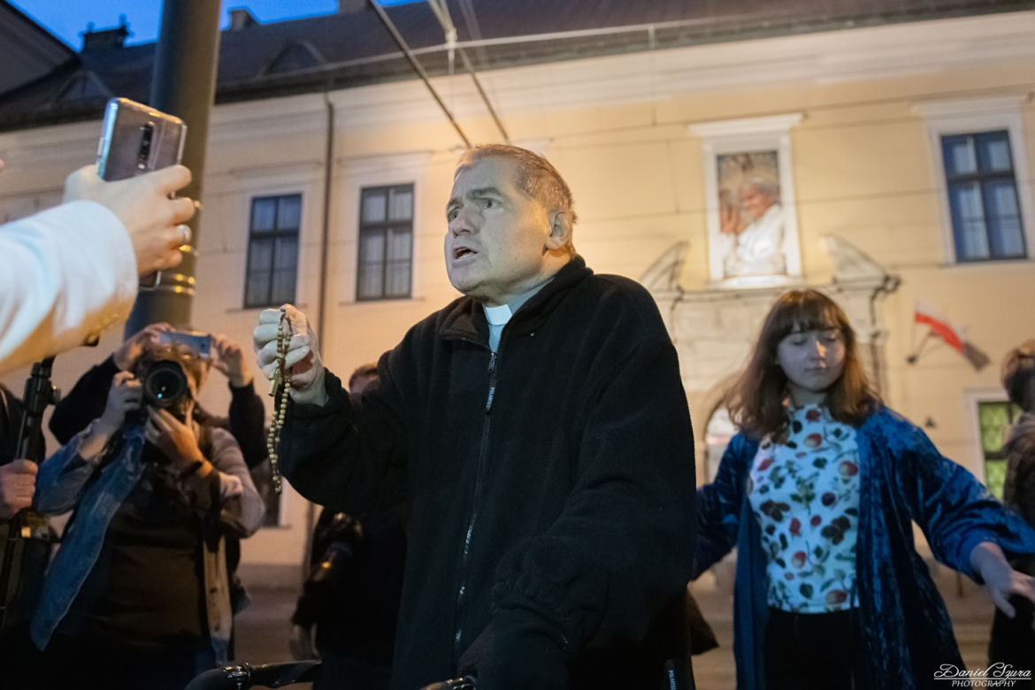 Tańczący protest pod krakowską kurią