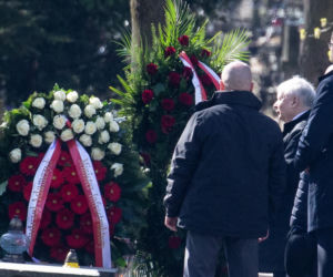 Kaczyński na grobie ukochanej mamy