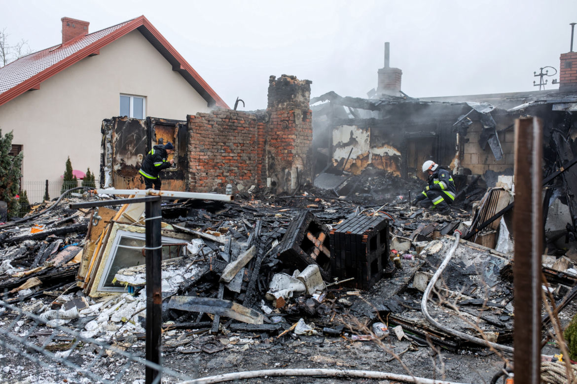 Wybuch gazu rozerwał dom w Płocku. Nie żyje staruszka