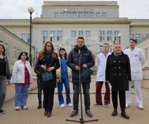Warszawa zatrudnia medyków z Ukrainy. Konferencja Rafała Trzaskowskiego pod Szpitalem Bielańskim.