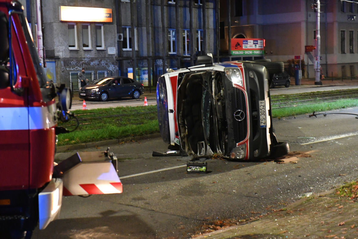 Szczecin: Wypadek karetki pogotowia.