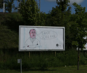Nietypowe plakaty zawisły w Olsztynie. Ich autorem jest znany rysownik [ZDJĘCIA]