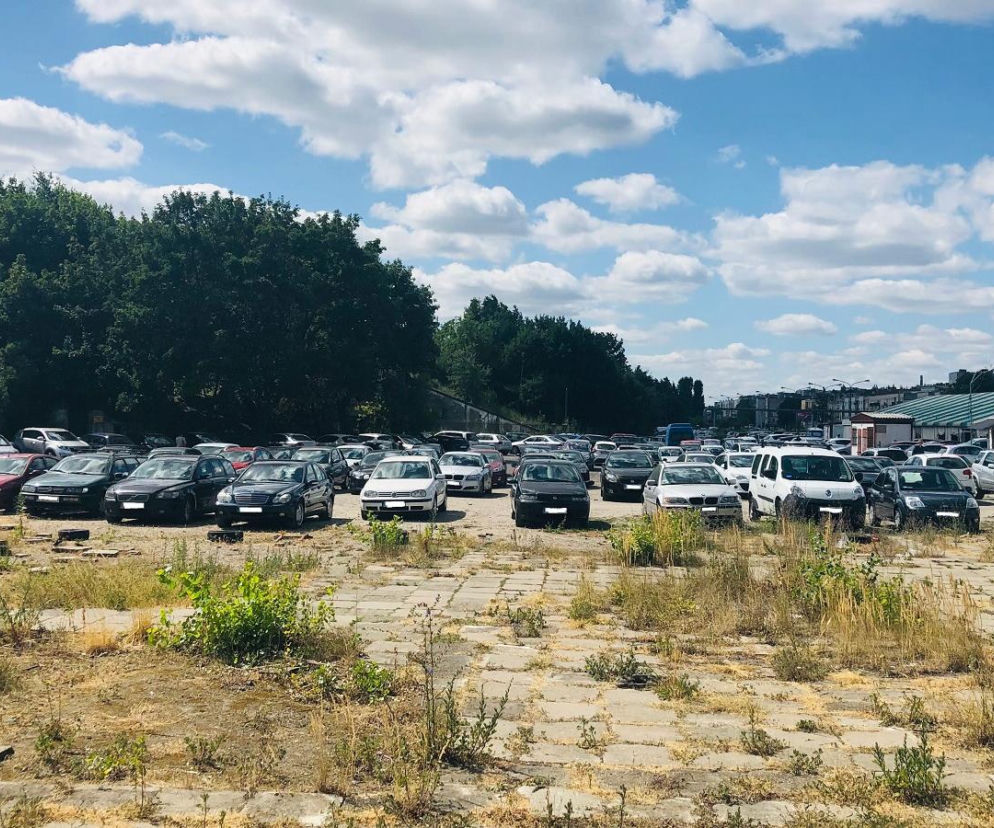 Nielegalny parking przy stadionie Szyca