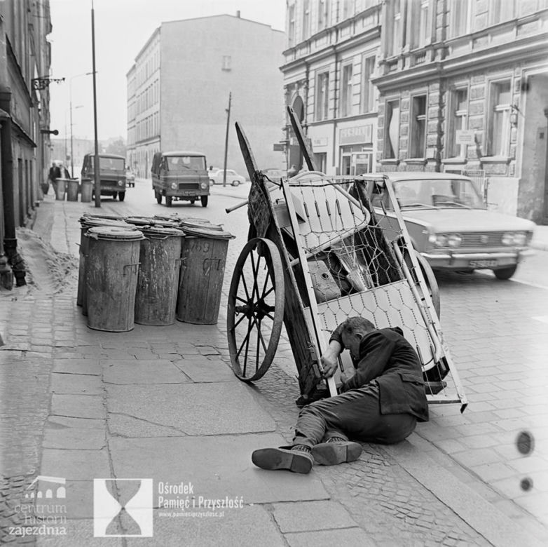 Pijany zbieracz makulatury i złomu, 1973 rok