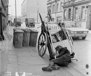 Pijany zbieracz makulatury i złomu, 1973 rok