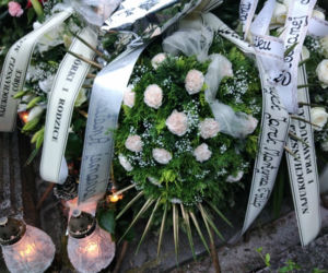 Tragedia w Salisbury. Zamordowane kobiety pochowane w Tarnowie. Grobu nie widać spod kwiatów