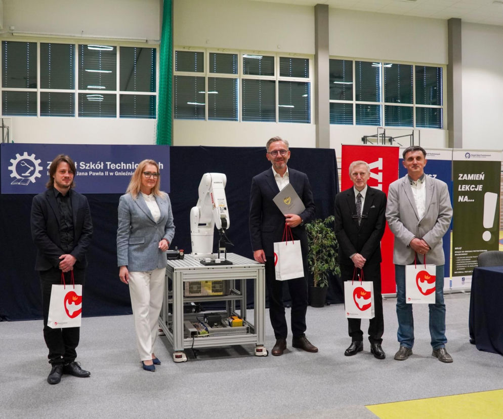 Nowoczesny robot przemysłowy dla uczniów w Gnieźnie