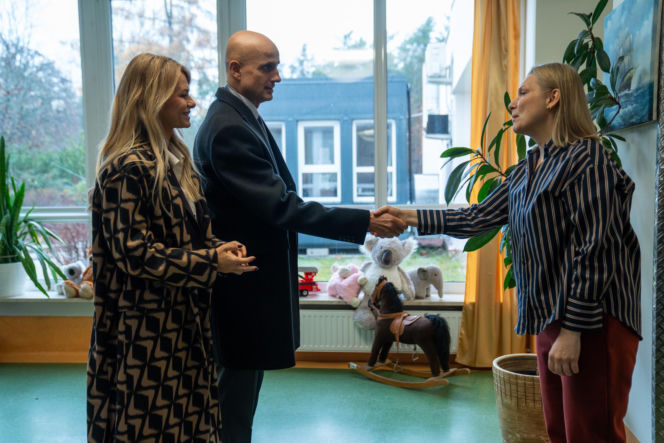 Na dobre i na złe odc. 986. Agata Woźnicka (Emilia Komarnicka), Rafał Konica (Robert Koszucki), dyrektorka (Katarzyna Anzorge)