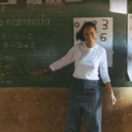 Rihanna uczy dzieci z Afryki, że 3 minus zero to zero 