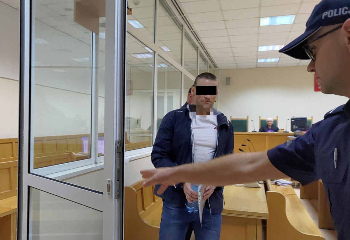 Siedział na ławce obok dziewczyny. Tyle wystarczyło, by zaczęli go okładać młotkiem